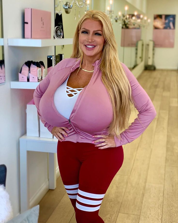 أليجرا كول ، ملابس ، مفصل ، ابتسامة ، تسريحة شعر ، كتف ، ذراع ، أرجواني ، بنطلون رياضي ، رقبة ، بنطال يوجا