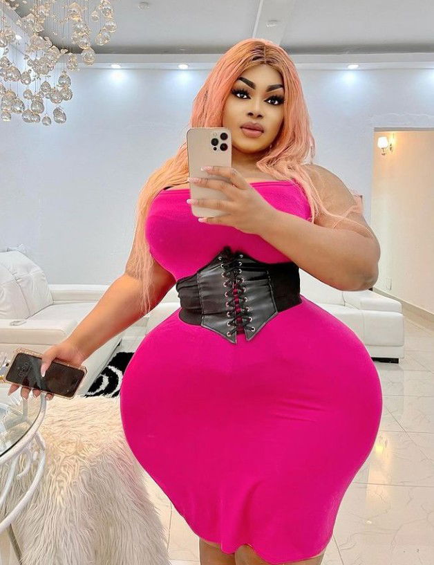 Eudoxie Yao ، وجه ، مفصل ، شفة ، كتف ، ساق ، أحمر شفاه ، أرجواني ، تصوير فلاش ، فستان ، كم